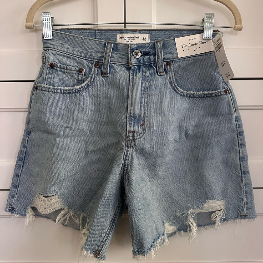 Abercrombie & Fitch Women’s high rise loose shorts Light Size 24 New with tags.